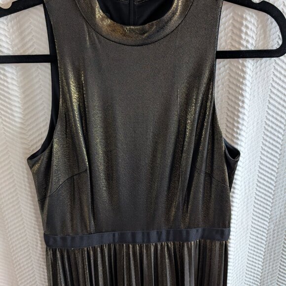 Donna Morgan Stretch Foil Pleated Halter Dress Liquid Gold Metallic Size 0 XS - Picture 3 of 15